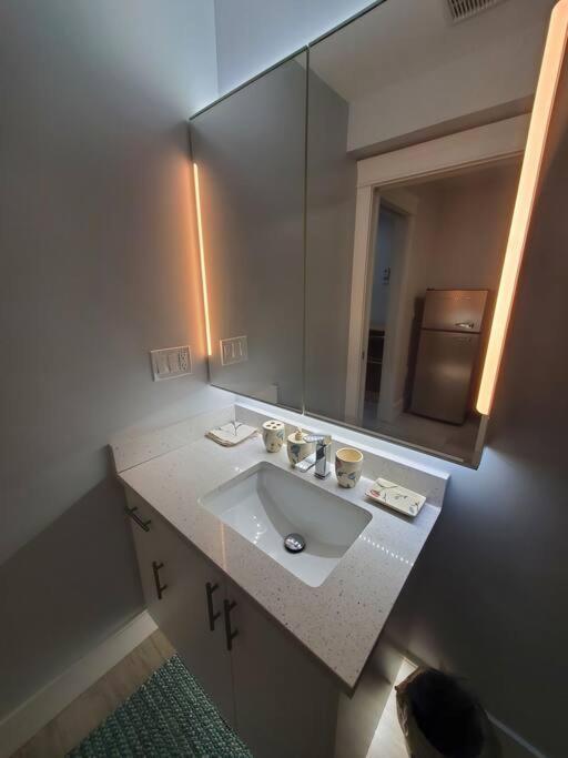 Cozy Guest Suite In Quiet Home With Private Entry Vancouver Exterior photo